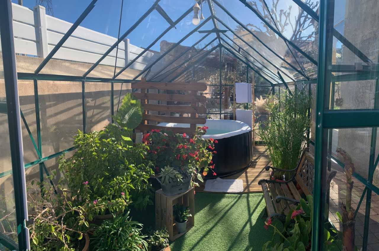 Piscine hors sol dans une serre de jardin